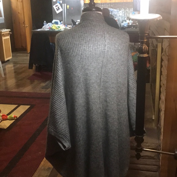 Sweater cape with Dolman 3/4 length sleeves.. - Picture 6 of 8